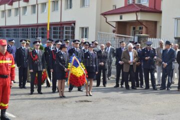 Depunere de coroane și jerbe de flori la monumentul „Pompierul” din fața Bisericii Militare