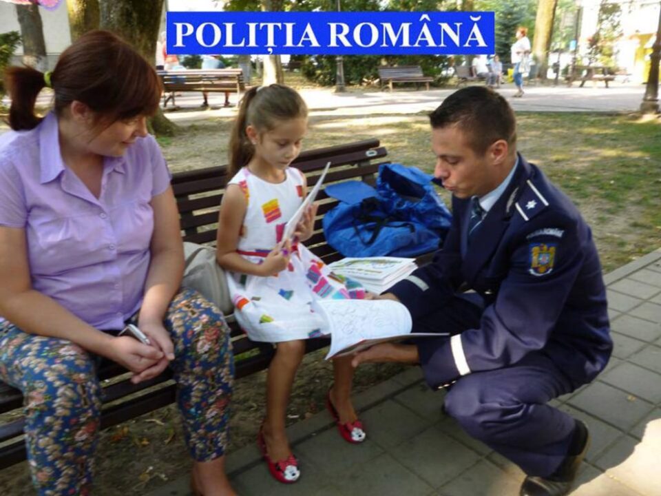Peste 100 de copii au primit premii surpriză din partea polițiștilor, scopul principal fiind acela de a combate abandonul școlar