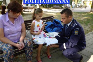 Peste 100 de copii au primit premii surpriză din partea polițiștilor, scopul principal fiind acela de a combate abandonul școlar