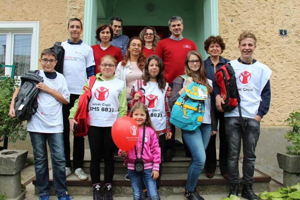 Primele rechizite din campania organizată de Alexandria Librarii și Salvați Copiii au ajuns la elevii nevoiași