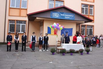 Peste 800 de elevi de la Școala Gimnazială Nr. 1 Suceava au început ieri noul an școlar
