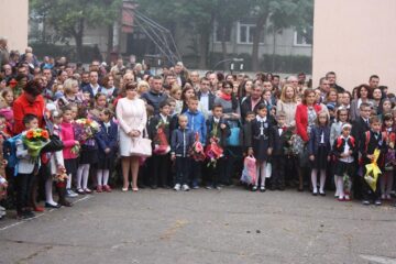 Peste 800 de elevi de la Școala Gimnazială Nr. 1 Suceava au început ieri noul an școlar