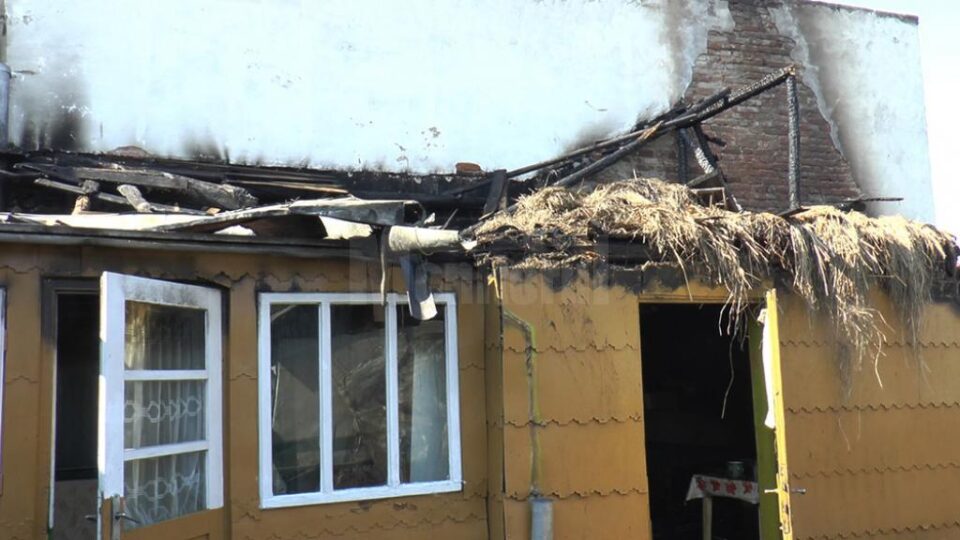 A dat foc gospodăriei în care locuiesc fosta soție și patru copii