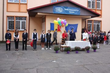 Peste 800 de elevi de la Școala Gimnazială Nr. 1 Suceava au început ieri noul an școlar