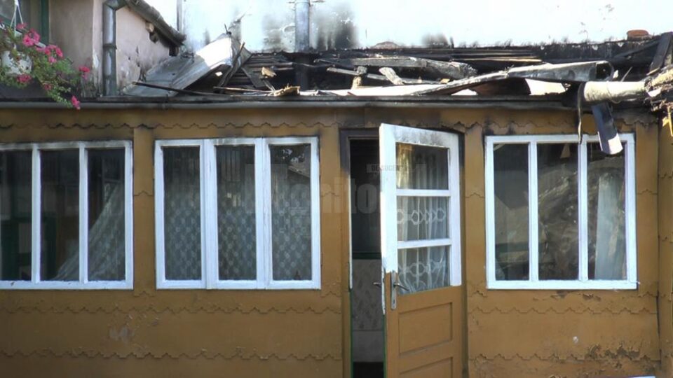 A dat foc gospodăriei în care locuiesc fosta soție și patru copii