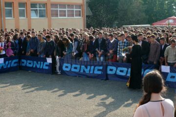 Peste 8.000 de preșcolari și elevi au început ieri noul an școlar