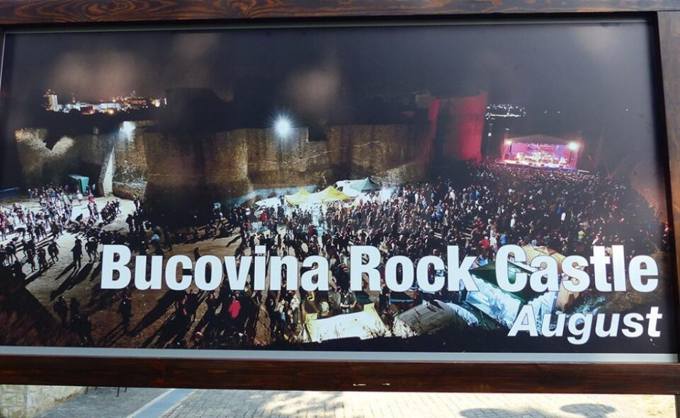 Fotografie cu un bărbat care urinează pe Cetatea de Scaun, folosită de Consiliul Județean Suceava pentru a promova un eveniment cultural