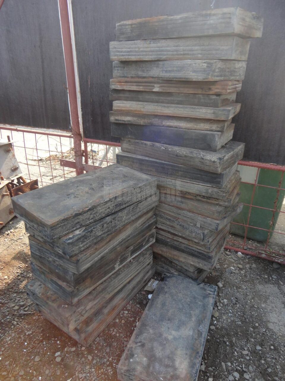 Aparatele de reazem vechi scoase după ridicarea Podului Cernăuți