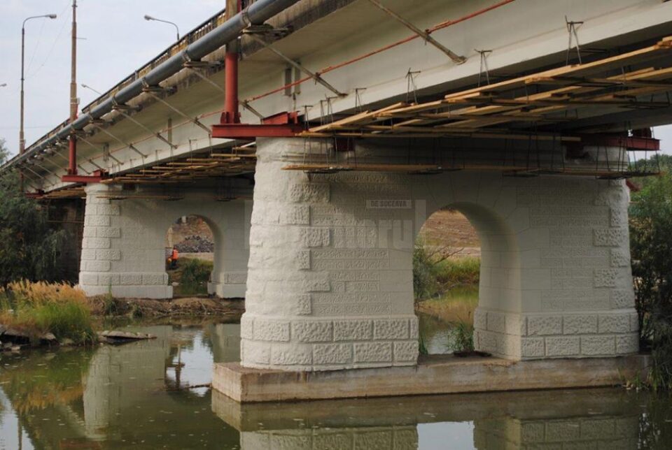 Imagine de ansamblu - schele metalice utilizate pentru ridicarea podului și schimbarea aparatelor din neopren