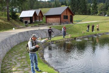 Cupa ecologiștilor la păstrăv s-a încheiat cu popularea Bistriței Aurii cu păstrăv indigen