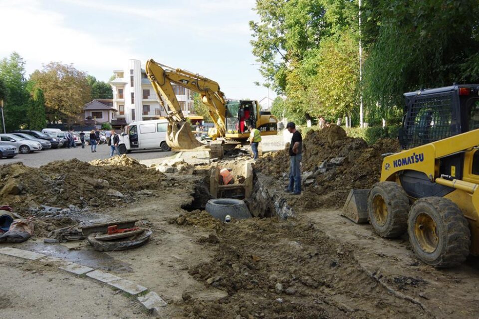 Avarii neprevăzute apar aproape zilnic, precum cea de aseară de la blocul Belvedere, unde muncitorii lor au spart conducta de apă potabilă ce alimenta locuitorii din zonă Avarii neprevăzute apar aproape zilnic, precum cea de aseară de la blocul Belvedere, unde muncitorii lor au spart conducta de apă potabilă ce alimenta locuitorii din zonă
