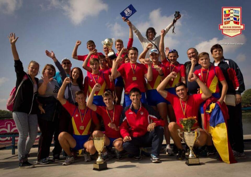 Sportivii din județ premiați în probele de 8+1 și 4 rame, alături de ceilalți colegi din barcă, alături de cei trei antrenori de la CSM și Nicu Gane