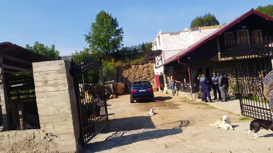 Polițiștii au efectuat în cursul zilei de luni o percheziție la locuința din Vama a lui Ciprian Țăranu Polițiștii au efectuat în cursul zilei de luni o percheziție la locuința din Vama a lui Ciprian Țăranu
