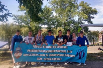 Antrenorul Ioan Despa alături de canotorii săi de la CSM Suceava