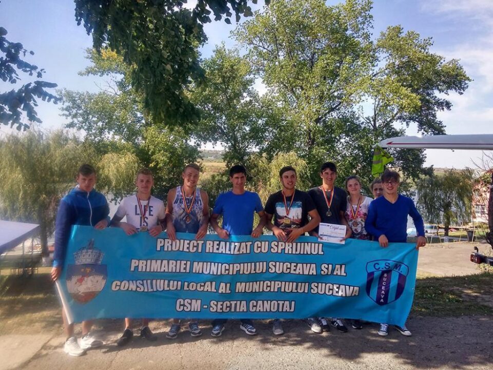 Antrenorul Ioan Despa alături de canotorii săi de la CSM Suceava