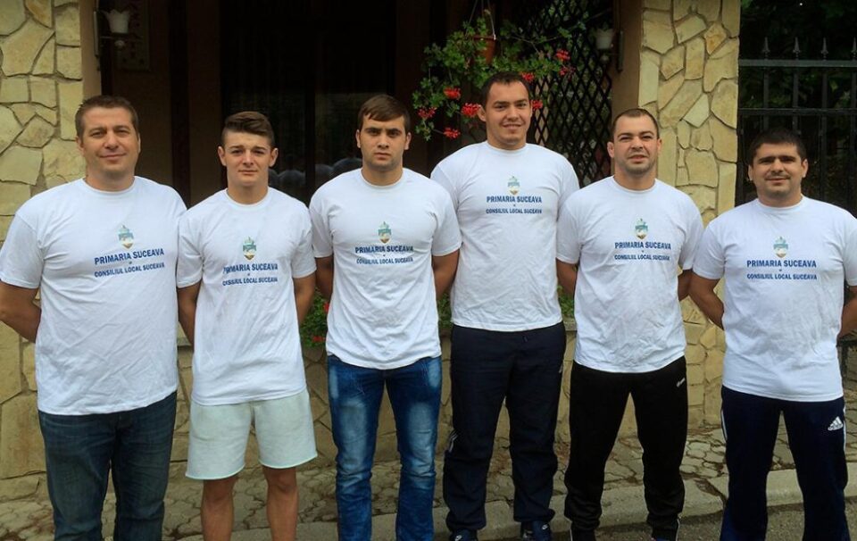 O parte din luptătorii de la CSM Suceava alături de antrenorii Daniel Ciubotaru(stânga) și Andrei Bolohan(dreapta)