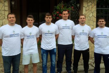O parte din luptătorii de la CSM Suceava alături de antrenorii Daniel Ciubotaru(stânga) și Andrei Bolohan(dreapta)
