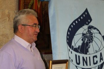 Ion Lungu cu steagul UNICA preluat de la Sankt Petersburg și cu certificatul de organizator al ediției de anul viitor