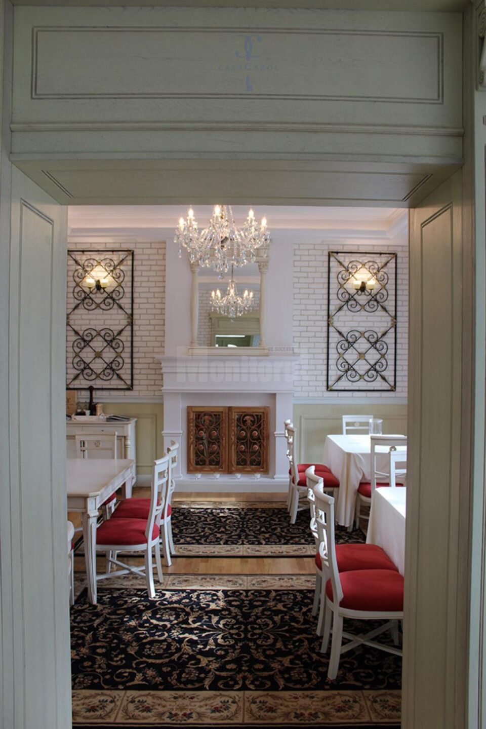 Clienții Casei Carol sunt așteptați nu doar să savureze felurile de mâncare atent selecționate și vinurile de calitate, ci și să participe la evenimentele create special pentru ei