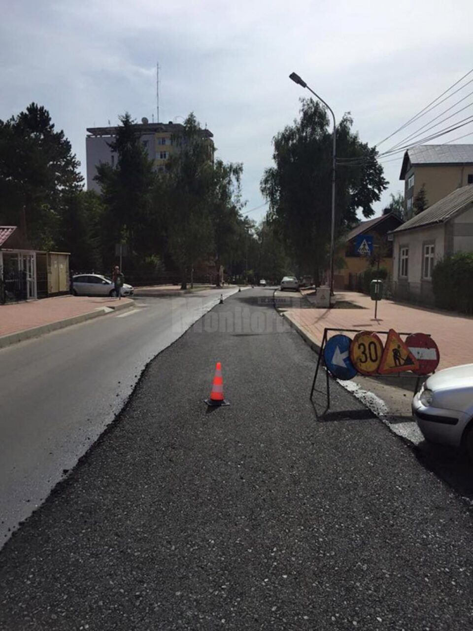 Primul strat de asfalt turnat ieri pe o banda a străzii Mărășești