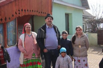 Viorel Stănescu, mediator școlar, și familia lui