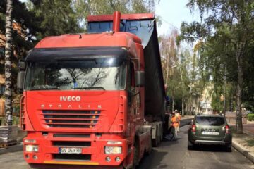 Primul strat de asfalt turnat ieri pe o banda a străzii Mărășești