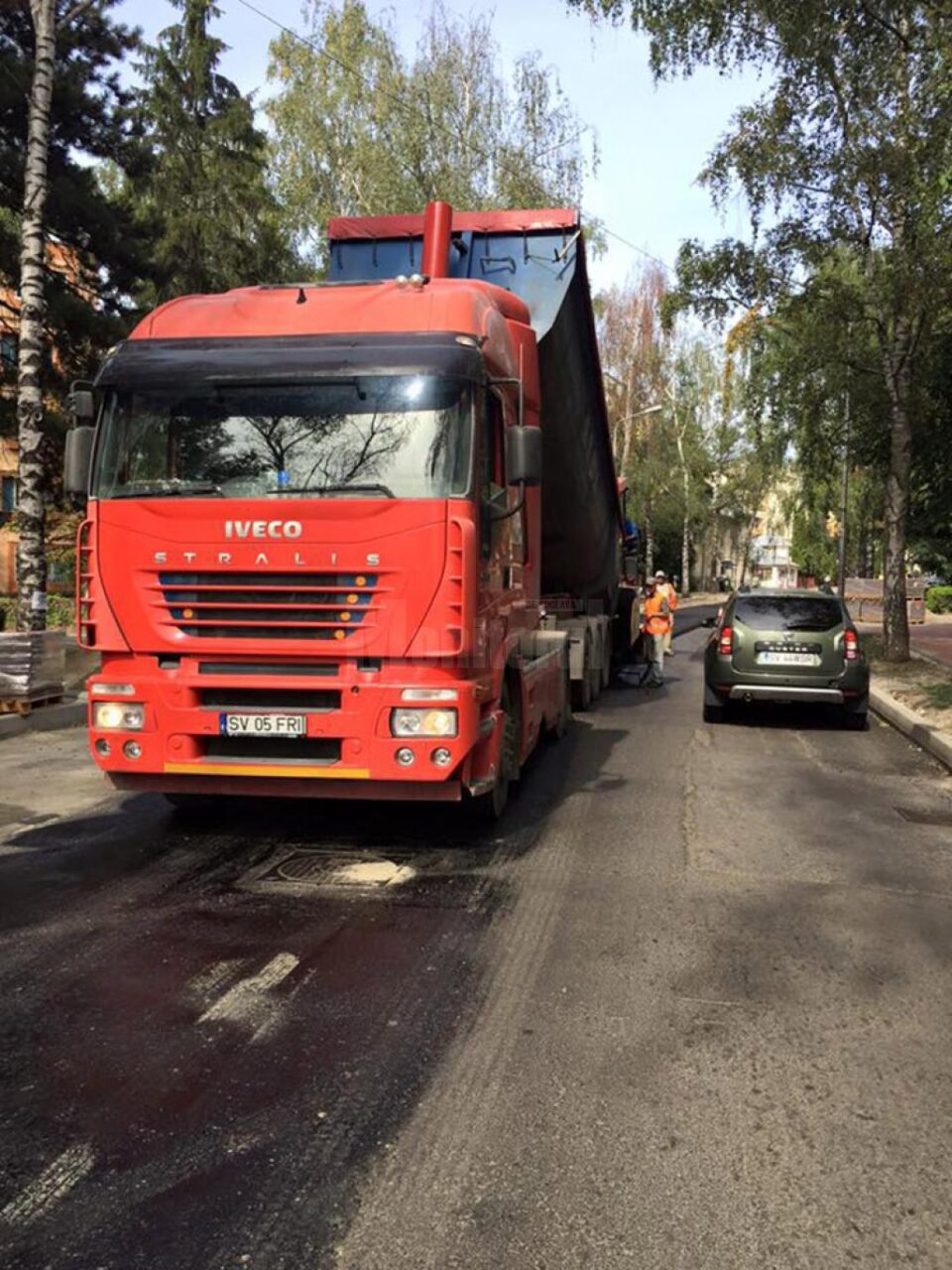 Primul strat de asfalt turnat ieri pe o banda a străzii Mărășești
