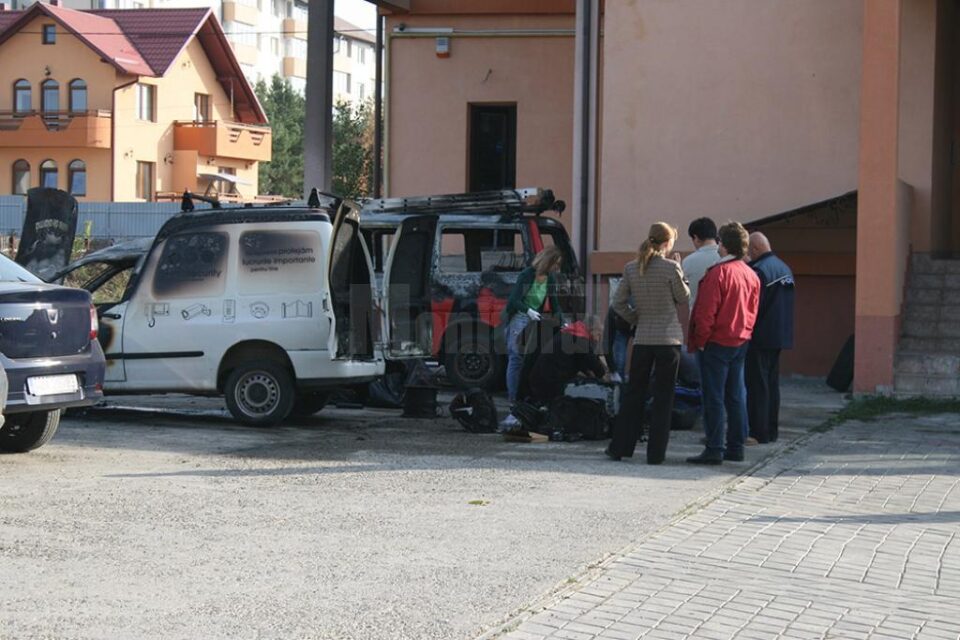 În afara distrugerii mașinilor, flăcările au mai compromis și aparatură a societății, care era depozitată în vehicule