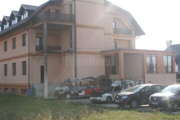 Cele două mașini, în locul în care au fost incendiate