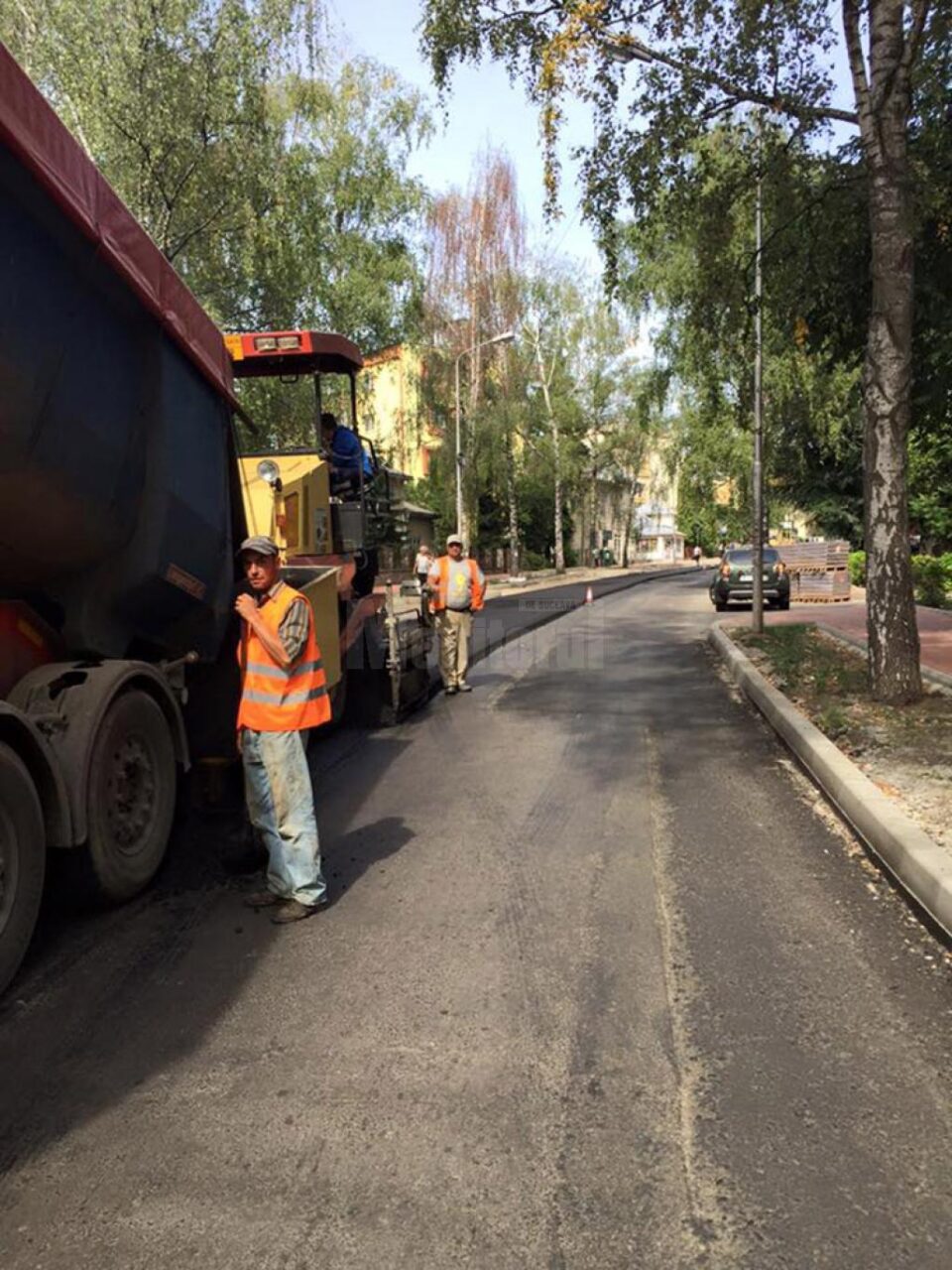 Primul strat de asfalt turnat ieri pe o banda a străzii Mărășești