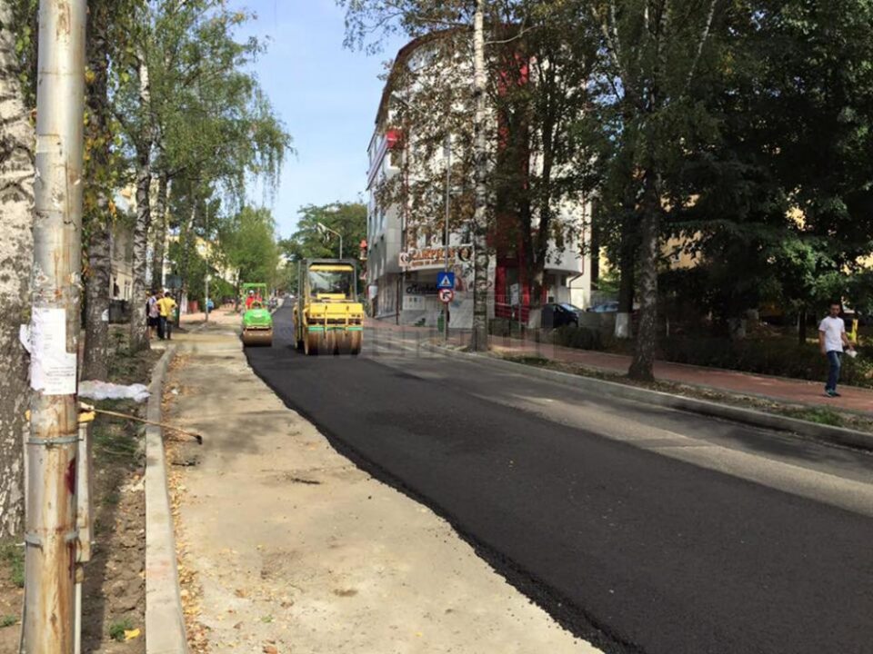 Primul strat de asfalt turnat ieri pe o banda a străzii Mărășești