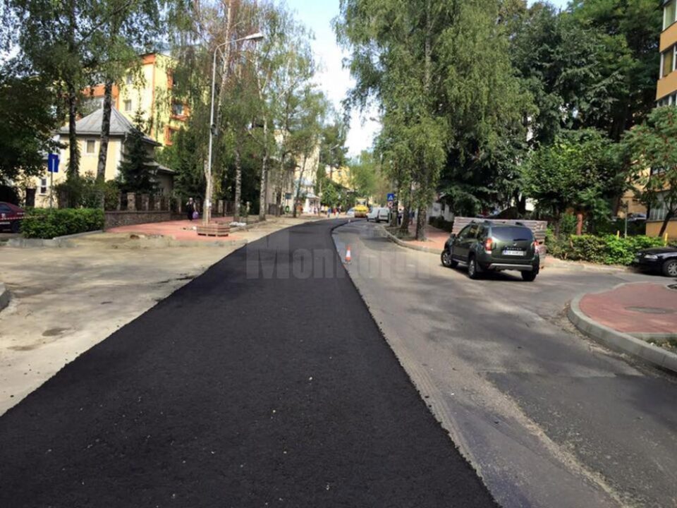 Primul strat de asfalt turnat ieri pe o banda a străzii Mărășești
