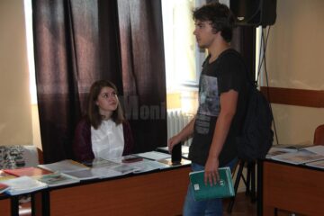 Liceenii au profitat de ocazie și au achiziționat manuale și culegeri