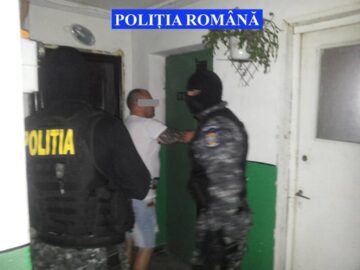 Peste 20 de polițiști au pus ieri în aplicare cinci mandate de aducere