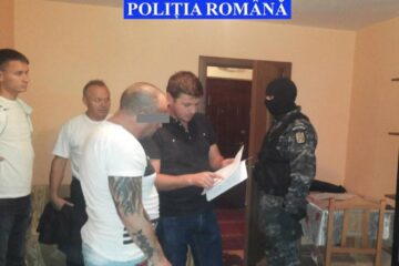 Peste 20 de polițiști au pus ieri în aplicare cinci mandate de aducere