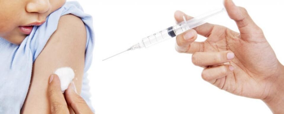 Ieri după-amiază, Direcția de Sănătate Publică a început vaccinarea copiilor din căminul social. Foto: www.romedic.ro Ieri după-amiază, Direcția de Sănătate Publică a început vaccinarea copiilor din căminul social. Foto: www.romedic.ro