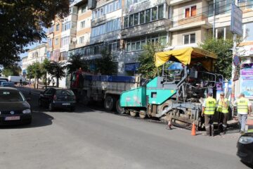 Restricțiile de circulație de pe strada Nicolae Bălcescu, impuse odată cu turnarea primului strat de asfalt, vor fi menținute parțial și în următoarele două săptămâni