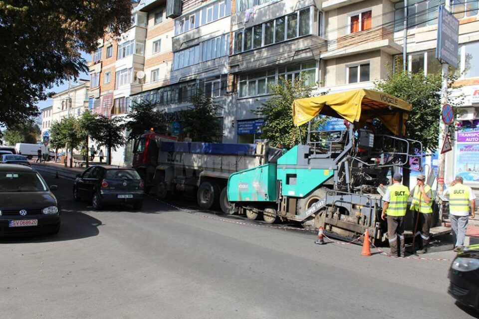 Restricțiile de circulație de pe strada Nicolae Bălcescu, impuse odată cu turnarea primului strat de asfalt, vor fi menținute parțial și în următoarele două săptămâni Restricțiile de circulație de pe strada Nicolae Bălcescu, impuse odată cu turnarea primului strat de asfalt, vor fi menținute parțial și în următoarele două săptămâni