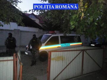 Peste 20 de polițiști au pus ieri în aplicare cinci mandate de aducere