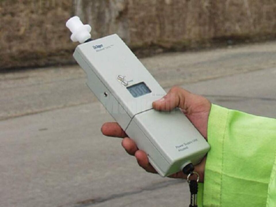 Șoferii au fost testați cu aparatul etilotest, rezultatul fiind de 0,31 mg/l alcool pur în aerul expirat pentru tânărul de 25 de ani Șoferii au fost testați cu aparatul etilotest, rezultatul fiind de 0,31 mg/l alcool pur în aerul expirat pentru tânărul de 25 de ani