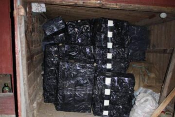 Țigări de contrabandă de aproape 600.000 de lei, descoperite într-un imobil din Straja