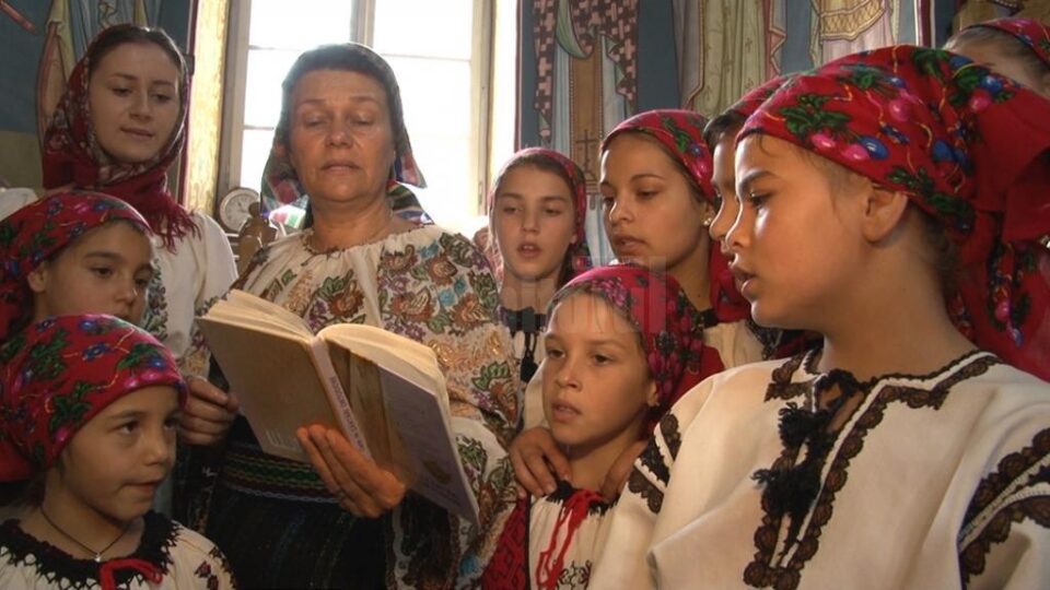 Copiii din orfelinatul din Dolhasca, voci de aur în biserica orașului