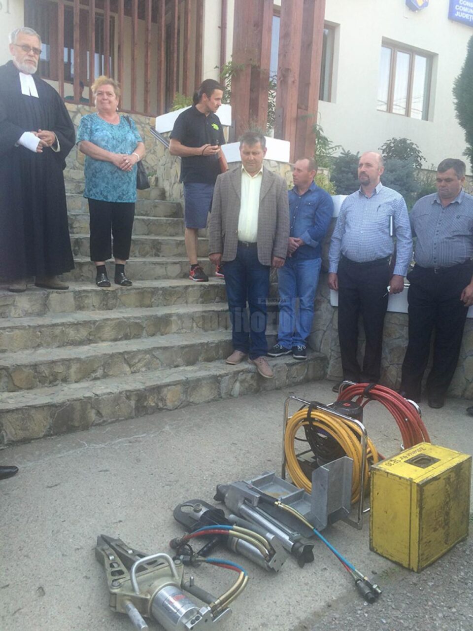 Comuna Pojorâta a primit ca donație din partea unei delegații din Germania un microbuz și echipamente de descarcerare pentru serviciul local pentru situații de urgență