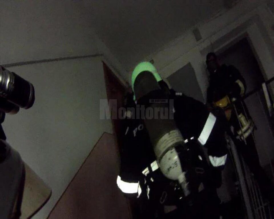 Echipajul de pompieri a fost nevoit să forțeze intrarea în apartament, pentru că nu era nimeni acasă