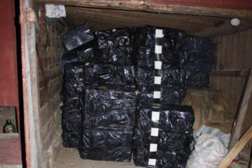 Cele peste 57.000 de pachete de țigări erau depozitate într-o anexă din lemn, lângă casa bătrânilor din Straja