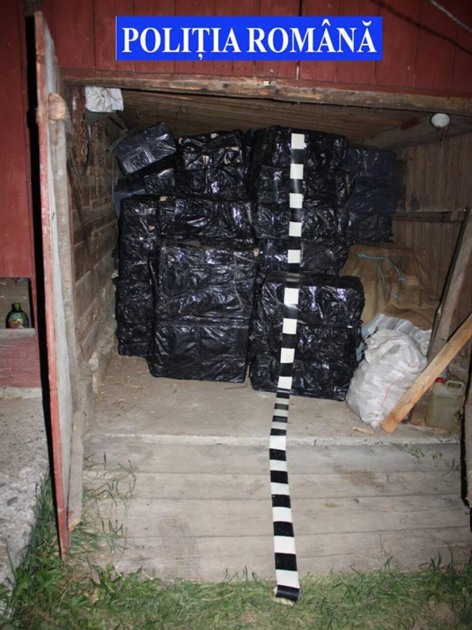 Cele peste 57.000 de pachete de țigări erau depozitate într-o anexă din lemn, lângă casa bătrânilor din Straja