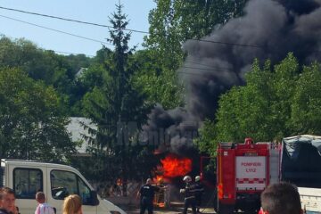 Mașina ardea violent, existând pericolul de propagare a focului la acoperișul unui garaj din apropiere