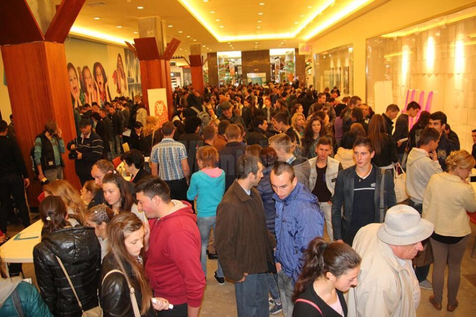 Bursa locurilor de muncă pentru absolvenți va avea loc vineri, 25 septembrie, în Suceava, Fălticeni, Rădăuți și Câmpulung Moldovenesc Bursa locurilor de muncă pentru absolvenți va avea loc vineri, 25 septembrie, în Suceava, Fălticeni, Rădăuți și Câmpulung Moldovenesc