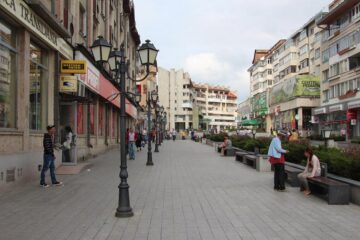 Pietonala din fața magazinului Profi este zona unde agenții îi ademenesc pe suceveni