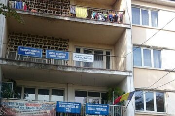 Căminul social al Primăriei Suceava, din apropierea Colegiului Tehnic „Petru Mușat” Igrasia și rugina sunt omniprezente în băile clădirii